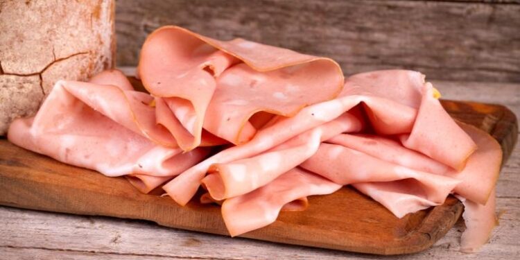 Mortadella, attenzione ai conservanti pericolosi per la salute: ecco come riconoscerli sull’etichetta