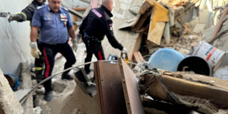 Crolla palazzina a Saviano: morti due bambini