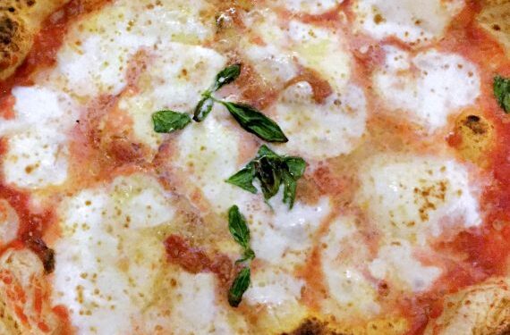 Pizza e dieta, l’esperto consiglia quella precotta: ecco perché