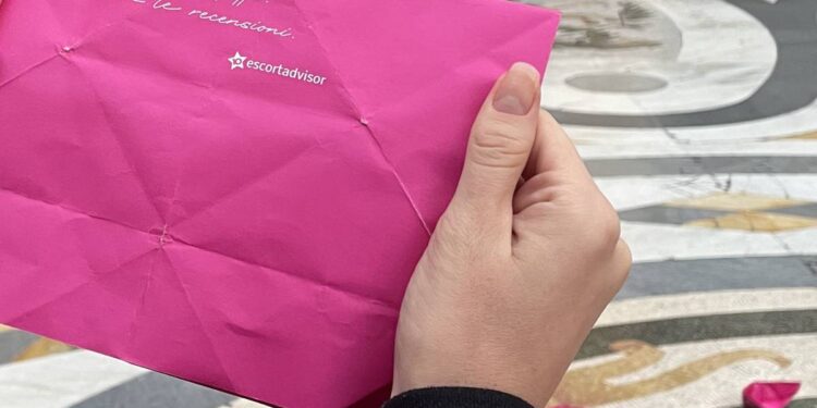 Centinaia di barchette fucsia tra Piazza del Plebiscito e la fontana della Sirena. Che succede? 