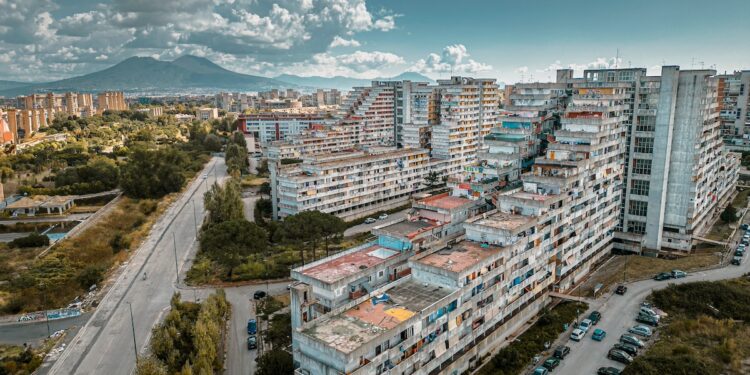 Scampia, 29enne ucciso in un agguato: torna l’incubo delle piazze di droga