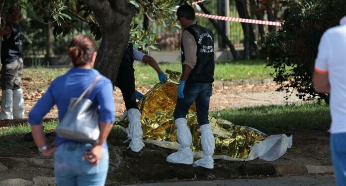 Napoli, senzatetto sgozzato per una coperta