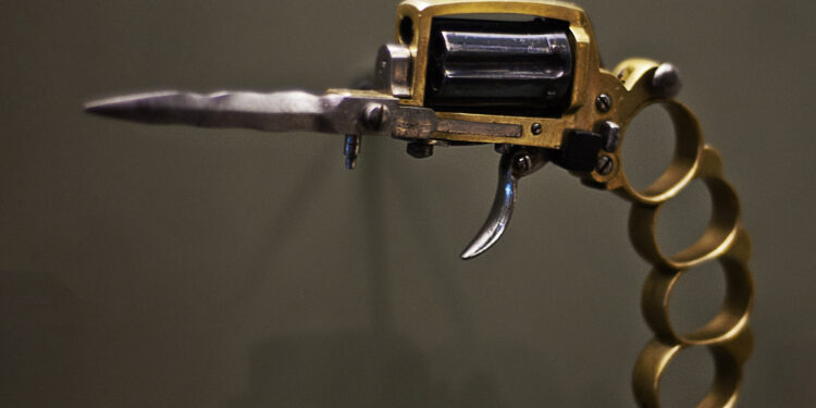 Tirapugni e coltelli venduti online, pistole “a noleggio”: quanto costa un’arma e come reperirla