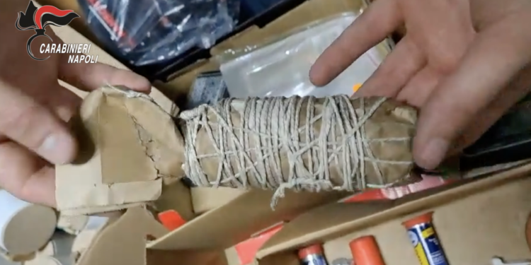 Casal di Principe: 65 chili di botti illegali in un box, arrestato un 18enne