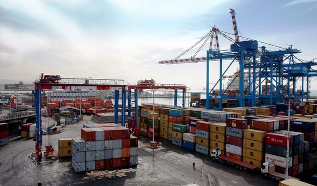 Operaio morto nel porto di Napoli, travolto da un mezzo: sindacati in protesta