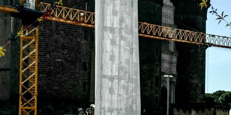 Nuova installazione in piazza Municipio: il “Pulcinella” di Pesce virale sui social