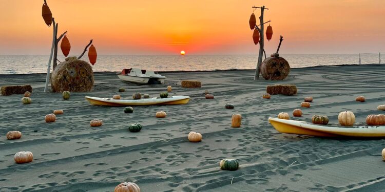 Al via al Flava Beach, la terza edizione di “Un mare di zucche”