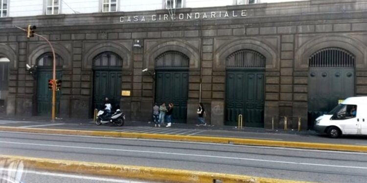 Detenuto distrugge infermeria del carcere di Poggioreale