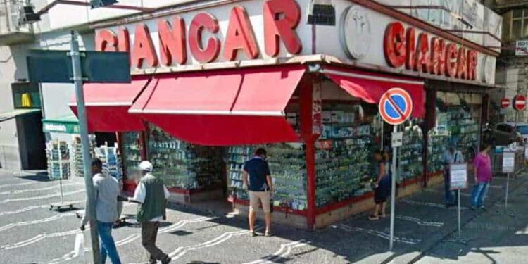 Napoli, addio a Giancar: un McDonald’s al posto dello storico negozio di Piazza Garibaldi