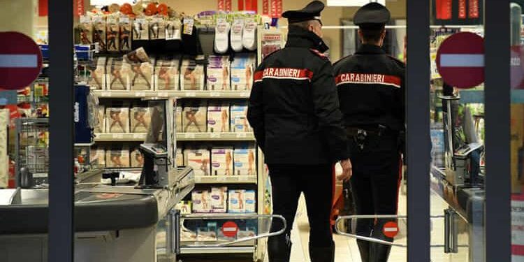 Ruba al supermercato per fame, i carabinieri le pagano la spesa: la storia diventa virale
