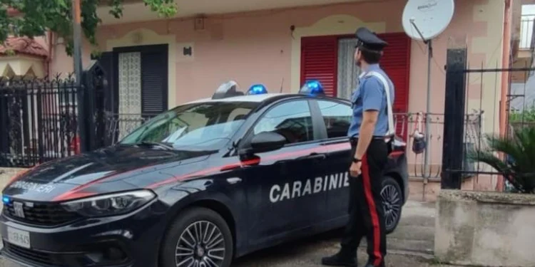 Uomo strangola la moglie davanti ai figli nel casertano