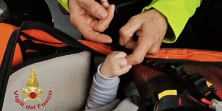 Emilia Romagna: il neonato salvato dal vigile del fuoco diventa la foto-simbolo