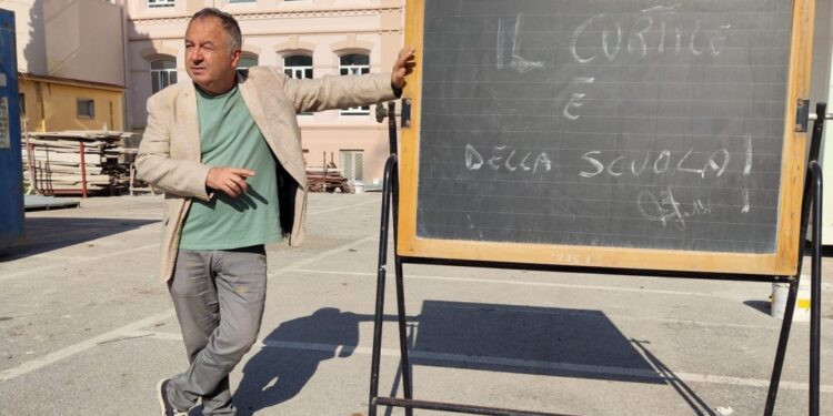 La protesta del dirigente scolastico: “cortile scolastico sacrificato per interessi privati”
