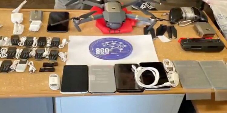 VIDEO-Napoli, droga e telefoni in carcere: 12 arresti