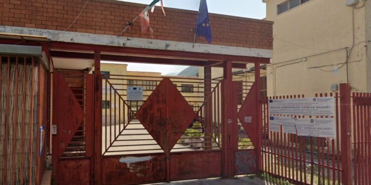 Insegnante di sostegno picchiata da genitori nel napoletano