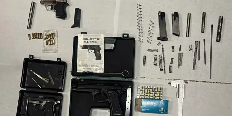 Armi finte modificate per farle sparare: due arresti a Napoli e provincia