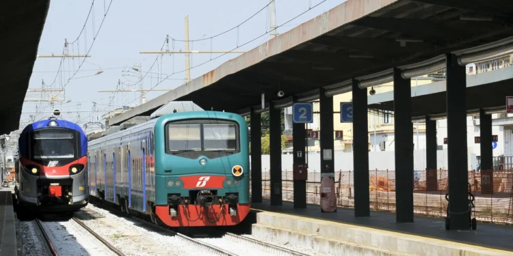 Capotreno accoltellato sul regionale mentre controllava i biglietti: fermato l’aggressore