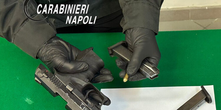 Tra la movida con una pistola giocattolo pronta a sparare: 19enne incensurato arrestato dai carabinieri