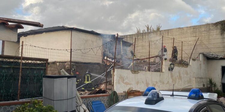 Esplosione in palazzina a Ercolano: almeno due morti, carabinieri sul posto