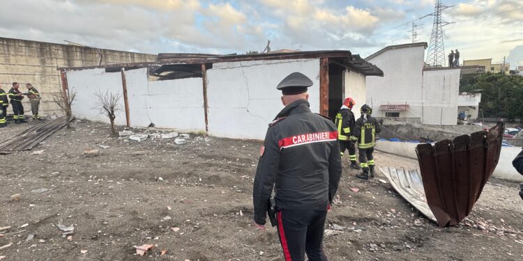 Esplosione in palazzina a Ercolano: almeno due morti, carabinieri sul posto
