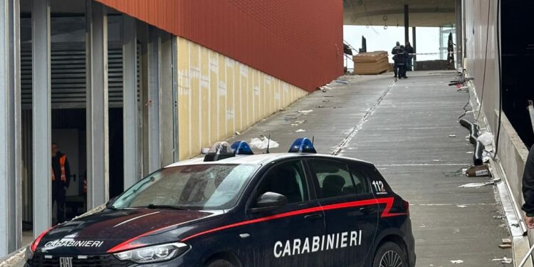 Cede tettoia nei pressi di un centro commerciale in procinto di apertura: ferito operaio