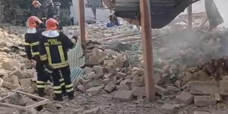 Esplosione fabbrica abusiva Ercolano: denunciato il proprietario dell’immobile