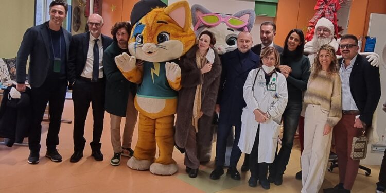 “Natale al Santobono-Un libro per un sorriso”: Giovanni Allevi, Iginio Massari, Pia Lanciotti, Lampo e Milady dei 44 Gatti con Artis Suavitas Aps