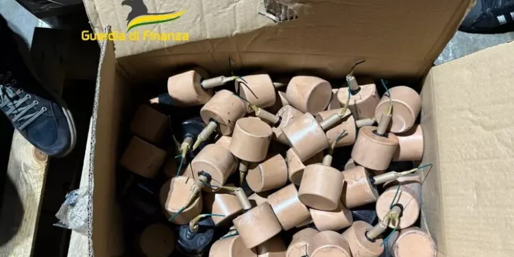 Botti illegali spediti ai clienti: maxi-sequestro della Guardia di Finanza