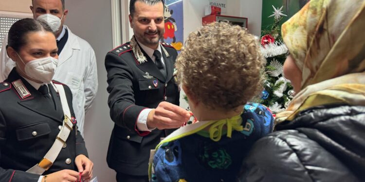 Carabinieri consegnano giocattoli ai bimbi ricoverati in pediatria anche a Natale