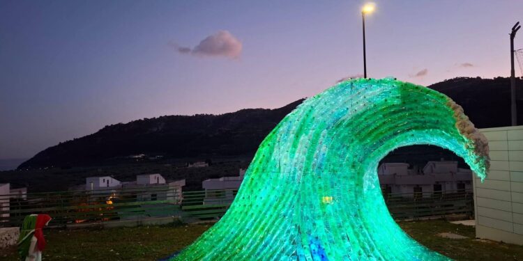 Fondazione Vassallo: “Inaugurata a Mattinata ‘La grande onda’, l’opera di 2500 bottiglie in plastica dedicata al Sindaco Pescatore”