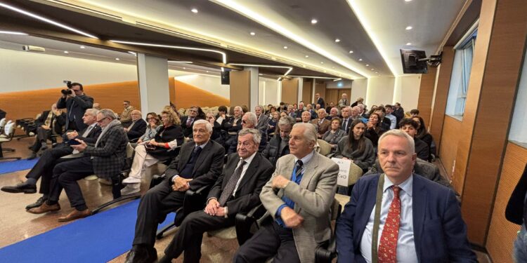 Riconoscimenti ai decani della medicina partenopea. Zuccarelli: «Professionisti esempio per i giovani»
