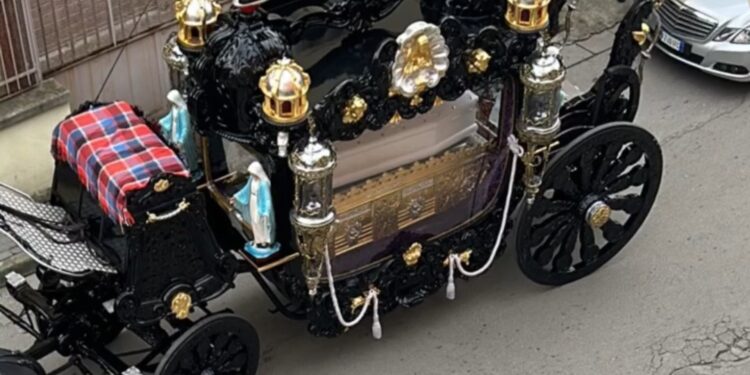 Funerale in stile Casamonica per la sorella dei boss di Ponticelli