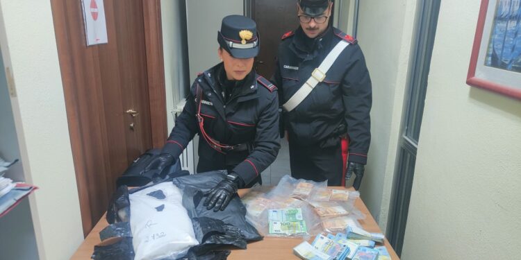 Casoria: 11 chili di cocaina nel doppiofondo della valigia, tre arresti