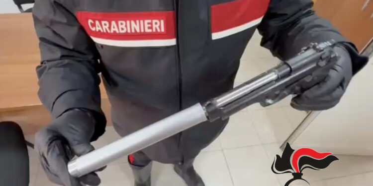 Rapina in un negozio nel napoletano in presenza dei dipendenti: carabinieri arrestano un uomo e una donna