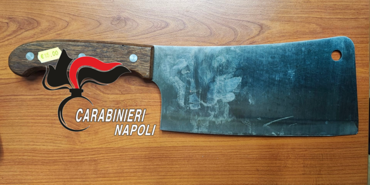 Tentato omicidio in una carrozzeria nel napoletano: si rifiuta di assumerlo, 25enne lo colpisce con una mannaia