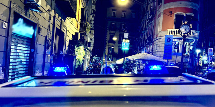 Controlli dei carabinieri nelle “zone rosse” della movida napoletana