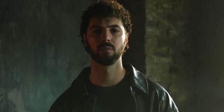 Il poliziotto rapper REVMAN inizia il 2025 con due singoli e il suo primo libro