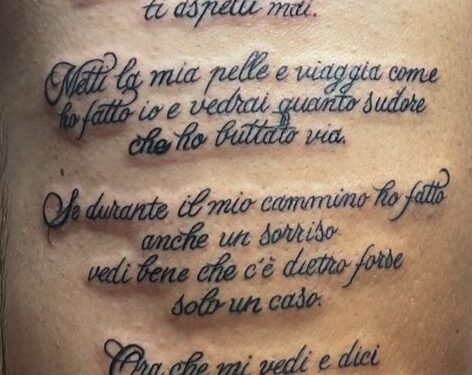 Il significato della frase tatuata sulla coscia di Vincenzo Sarno, dedicata agli “infami” e alla giornalista