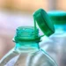Bottiglie di plastica: dopo il tappo che non si stacca arriva un’altra novità