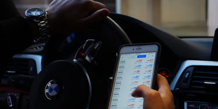 Codice strada, come usare cellulare in auto rispettando le nuove regole