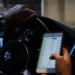 Codice strada, come usare cellulare in auto rispettando le nuove regole