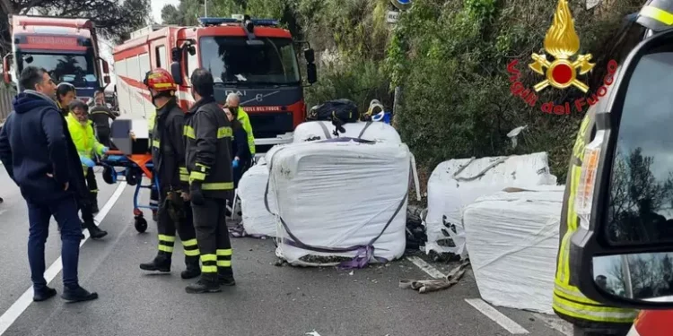 Camion perde ecoballe durante il trasporto: un morto e un ferito