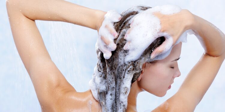 Shampoo, la classifica di Altroconsumo: il migliore al discount