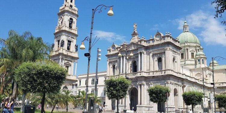 Pompei, finto prete assolve fedeli dai peccati: 44enne denunciato dai carabinieri
