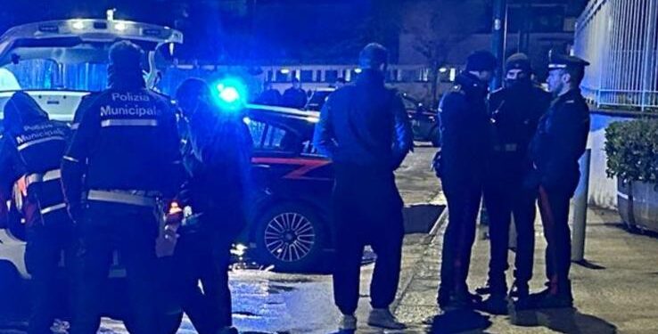 Napoli: non si fermano all’alt dei carabinieri e si schiantano contro un’auto in sosta
