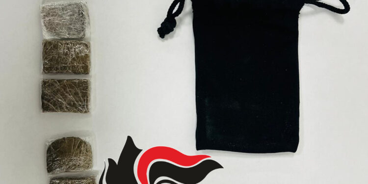 Napoli: sigarette elettroniche illegali, controlli dei carabinieri