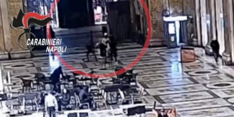 Napoli, scippo in Galleria Umberto, anziana in prognosi riservata: 59enne arrestato dai carabinieri
