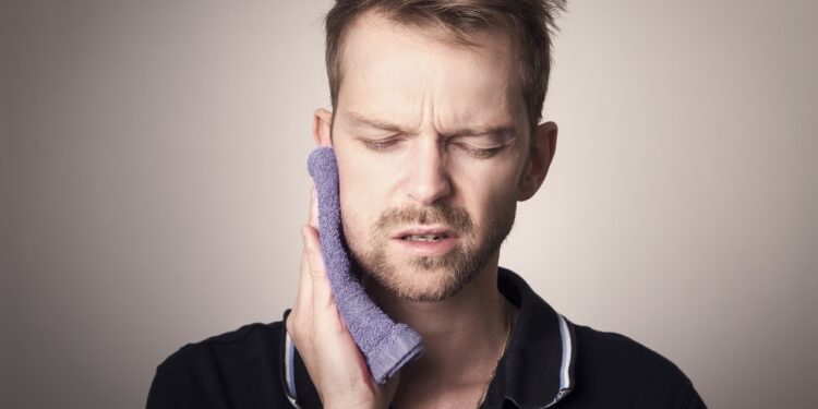La gestione delle emergenze dentali durante un viaggio: guida pratica per chi si trova a Napoli e provincia