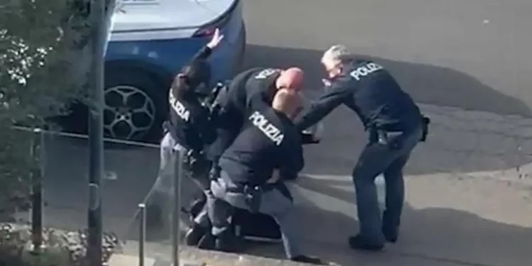 Cosenza, la denuncia di un giornalista: “la polizia mi ha bloccato a terra e arrestato”