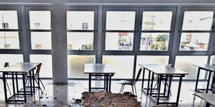 Calcinacci crollano in aula durante esame: paura tra gli studenti della Federico II